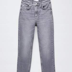 Jätte fin grå jeans med en split. Aldrig använd. Storlek 36, men skulle säga att den passar också till dig som har 34❤️ Buda privat! Budet ligger på 350kr