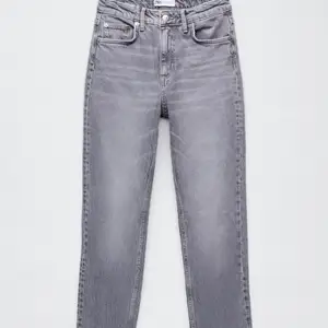 Jätte fin grå jeans med en split. Aldrig använd. Storlek 36, men skulle säga att den passar också till dig som har 34❤️ Buda privat! Budet ligger på 350kr