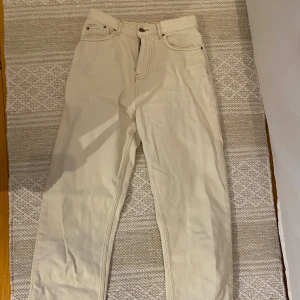 Beiga jeans  - Off white jeans från nelly, knappt använda! 