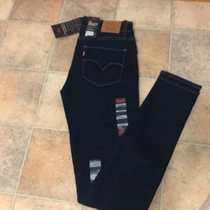 Levis jeans - Levis jeans, som aldrig kom till användning. Ny skick. Storlek 27/32 passar längd 34 också. Super skiny, high rise.
