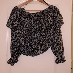 Blus - Hej! Säljer denna helt oanvända blus från Ginatricot pågrund av att den tyvärr inte kommer till användning! Köpt för ca. 150kr, säljer för 100kr +frakt! Skriv för fler bilder! 💕