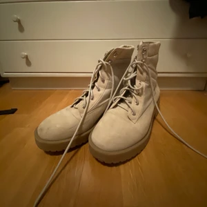 Beiga kängor strl 41 - Älskar de här skorna, men de är tyvärr för stora för mig, så jag säljer dem :( Nästintill oanvända!