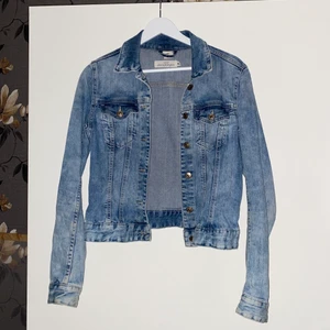 Jeansjacka - Jeansjacka från H&M i storlek 36.