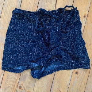 Prickiga shorts med knyte - Använda ett fåtal gånger!