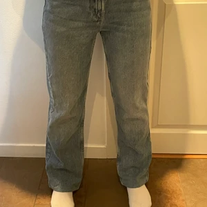 Så snygga jeans!! - Så snygga jeans!! Endast provade, alltså nyskick🌟 Jag är 163 och jeansen sitter i en perfekt längd! Är uppsydda hos skräddare✨ Om fler är intresserade budgivning!