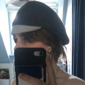 Mörkgrå gubbkeps / basker  - Supersnygg mörkgrå gubbkeps! Asbra skick, köpt för 399kr ❤️ obs! De vita på kepsen var smuts på kameran, de finns ingen defekt på kepsen! 