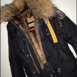 Parajumpers Jacka - Säljer min parajumper då de inte riktigt är min stil, nästan helt ny 1 år gammal, använt några gånger förra vintras och är köpt för 10000kr och är precis kemtvättad. Storlek Xs/Small (jag är S och den sitter bra på mig)  kan skickas med spårbar frakt såklart eller mötas upp i Malmö