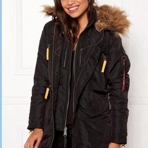 Alpha industries jacka  - Jag säljer min gamla vinter jacka som är knappt använd ( bra skick). Den säljs pågrund av att jag ej har användning för denna jacka längre. Märket på jacka är alpha industries. Päls medföljs tyvärr Inte.                                                           Ordinarie priset är 3500:-                                                                 Mitt pris är 1500:-                                                                            Möts endast upp i Stockholm                         