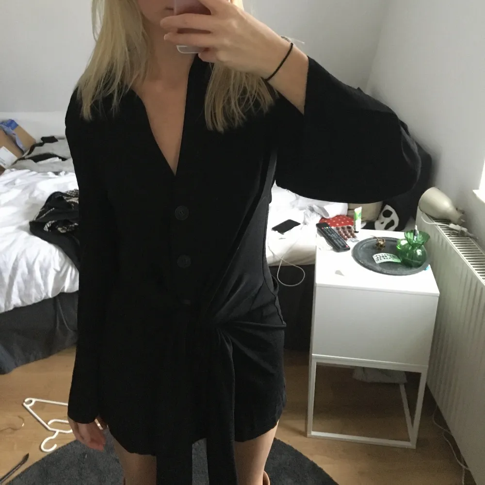 Svart skjortklänning som knyts i midjan, från Asos!! Aldrig använd. Mekot.