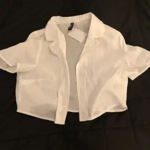 En croppad vit skjorta från H&M som aldrig är använd, lappen sitter kvar. Kan mötas upp i Hässleholm eller i Kristianstad.