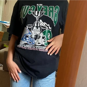 graphictee - säljer en av mina absolut favorit tröja då jag tröttnat lite på den. Köptes i somras på beyond retro och är storlek M men sitter såhär på mig som är storlek xs/s 😊 Tröjan är i bra skick och ser helt ny ut. frakt tillkommer på 45kr, skriv om ni är intresserade eller har frågor 💞