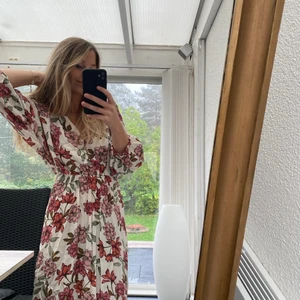 Indiska - En jättefin långklänning från indiska som tyvärr inte kommit till mycket användning. Fint skick, kan mötas upp i Linköping eller står köparen för frakten. 