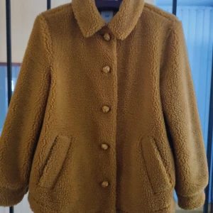 Jacka från HM - Senapsgul lite fluffig jacka från HM. Som ny. Storlek 36 och passar S -M! Går lite över rumpan så halvlång. 