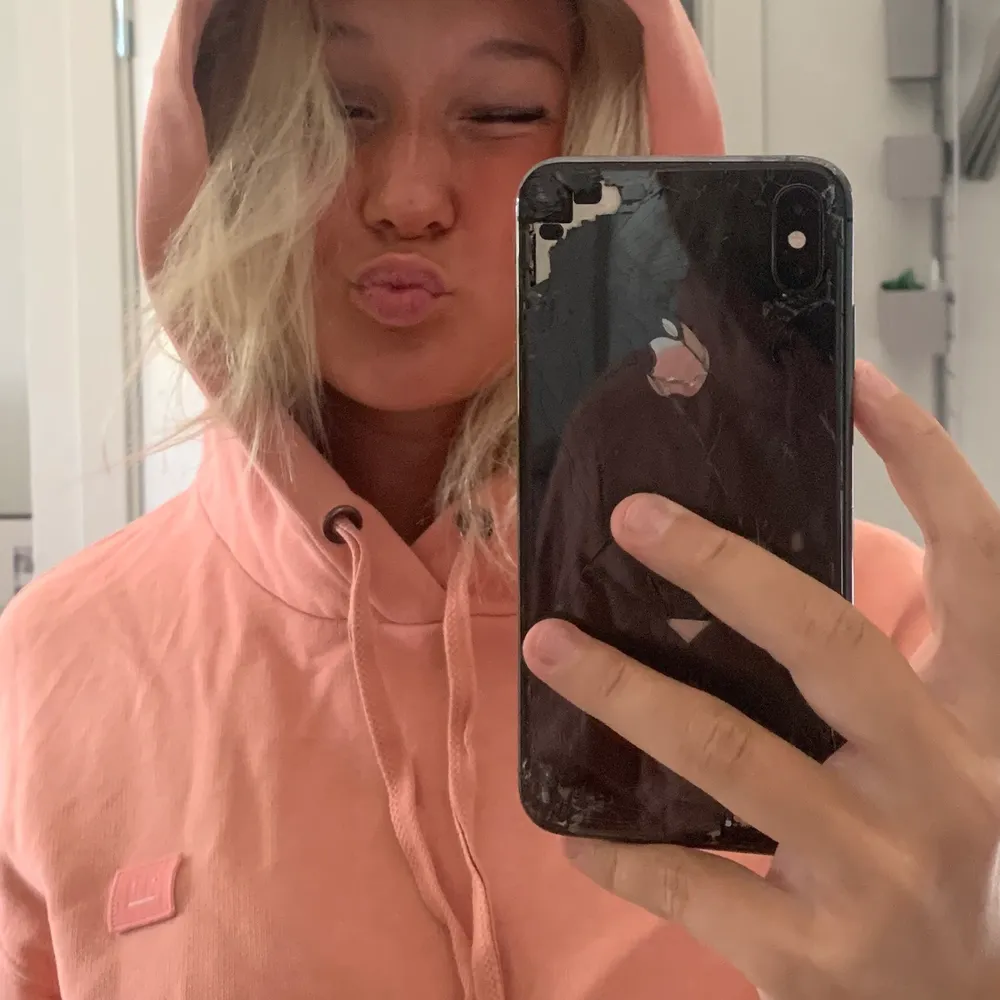 säljer mina rosa fina acne hoodie då aldrig får användning av den tyvär!! Köptes för 2400kr, mitt pris 1080kr!! Den är i ett mycket fint skick !!! Storleken är S men är liiite oversized! Skriv för mer bilder så fixar jag 💕💕💕. Hoodies.