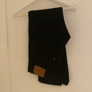 Levis 501 - Hej säljer minna levis 501. Storleken är 29/32 men längden är nersyd till 30. Jeansen är i väldigt bra sick och har knappt används. Dm vid frågor😀