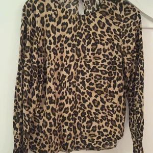 Leopard blus - Hej, säljer min fina leopard blus från H&M i st 34 då den inte kommer till användning. Säljer för 90kr