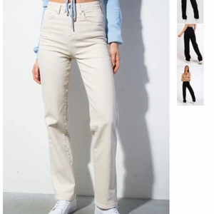 Raka jeans i storlek S-L30 - Använda vida byxor från madlady i färgen off white. Storlek S-L30