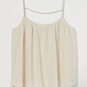Sommartopp i linne - Säljer min fina topp i linne med fina detaljer på ryggen! Helt oanvänd och lapp finns kvar!💕 Frakt exkluderat i priset