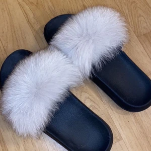 Pälstofflor - Päls tofflor med äkta päls, använt dessa ett fåtal gånger just för att dessa är för stora för mig. Jag kan både posta och mötas upp med tofflorna!💓