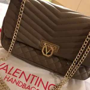 HELT NY Valentino handväska med guldiga kedja. Köpt från Zalando. 