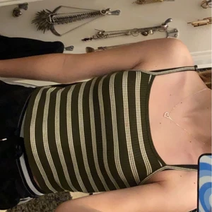 linne  - Fint grönt, randigt linne från only. Knappt använt. Justerbara band! Skriv om du vill ha fler bilder eller om du har någon fråga! Vill helst mötas upp i Linköping men går inte det står köparen för frakt :)