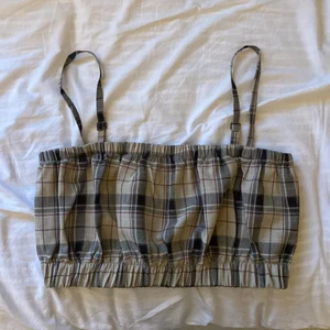 Topp från collusion - En kortare topp från collusion med avtagbara band. Aldig använd och i strl 38☺️