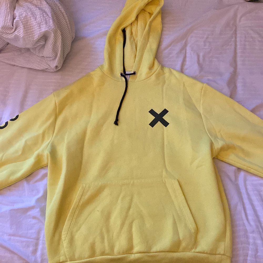 En neongul hoodie från collusion som är köpt på asos. Strl s unisex. Lite nopprig men annars nyskick😘. Huvtröjor & Träningströjor.
