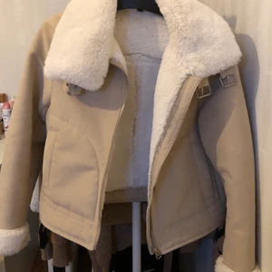 Jacka  - Varm och fin jacka köpt på h&m för 500 och säljer för 250. Användt flera gånger men ändå bra skick. 