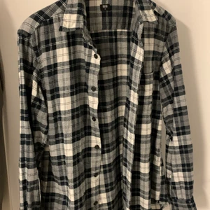 UNIQLO Skjorta strl. M - rutig skjorta 100% bomull, använd fåtal gånger 🤲🏻