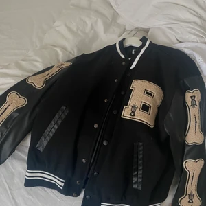 varsity jacka - I storlek M. Köpt second hand men har inte kommit till användning. Lagom stor, inte för oversized.Om många är intresserade blir de budgivning i chatten.