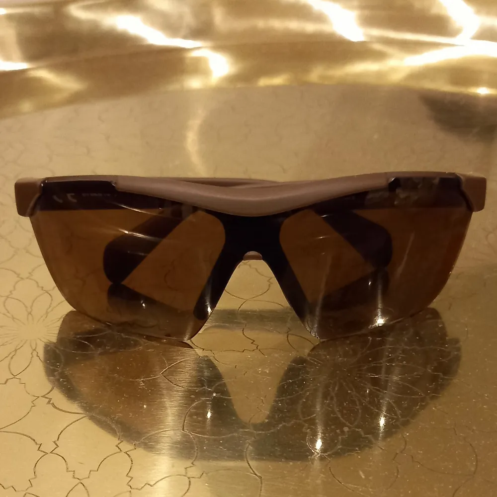 Snygga bruna solglasögon från weekday, frakt tillkommer alltså pris plus frakt. Skriv om det finns frågor🤎. Accessoarer.