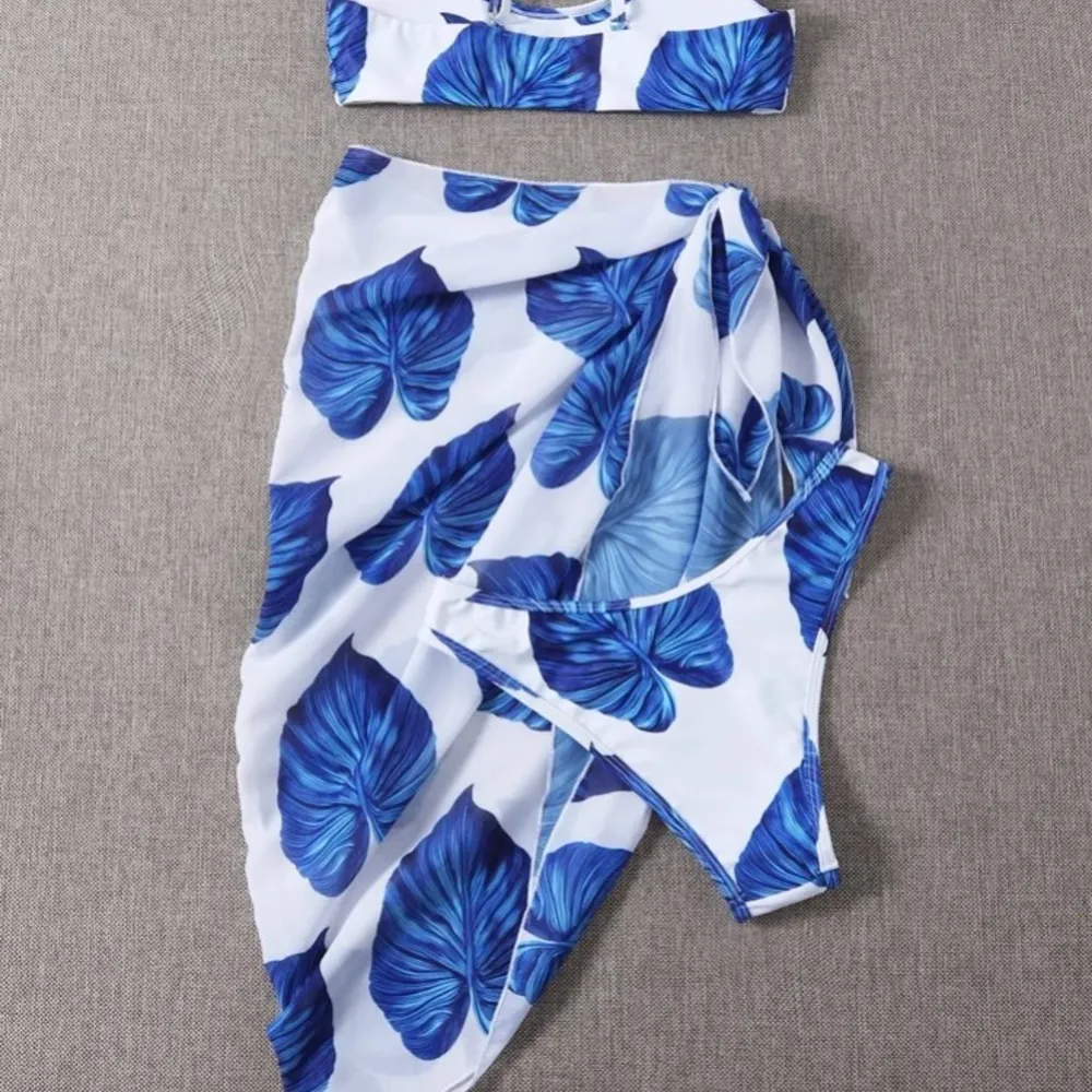 3 pack, bikini & strandkjol med bladtryck ordnariepris (129kr)   Jag säljer dem för 60 kr storlek M (små i storlek överdelen) . Övrigt.