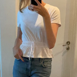 Vit topp med knytning  - Säljer denna söta topp som ej kommer till användning längre. Hör av dig vid intresse🥰