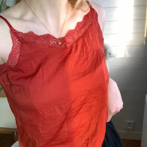 Topp - En röd orange super söt top, passar super bra till jul. 