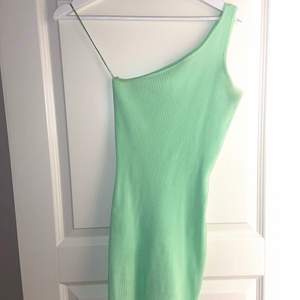 En grön ribbad klänning från Bershka i storlek S! Använt 1 gång och den var redan då för liten för mig! Det är ett stretchigt material, så den är inte så liten som den ser ut på bilden!