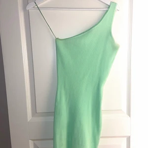 Grön klänning - En grön ribbad klänning från Bershka i storlek S! Använt 1 gång och den var redan då för liten för mig! Det är ett stretchigt material, så den är inte så liten som den ser ut på bilden!