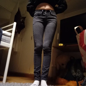 Svarta jeans från HM i storlek 28 - Ett par svarta jeans från HM, i storlek 28. Sitter väldigt tajt på mig som själv har 34/36. Inte använda många gånger på grund av att de varit för små för mig. 