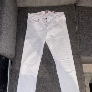 Crocker jeans stl.29/32 - Kritvita jeans slim fit av märket crocker. Storlek 29/32, sitter mycket tight men perfekt längd på mig som är 180 cm och vanligtvis bär M/L. Inköpta för 700:- från jeansbolaget sommaren 2018. Mycket sparsamt använda, användes senast för ca. 2,5 år sedan. Inga slitningar i tyget, dock ett litet blyertsstreck på höger knä. Skriv till mig vid frågor/fler bilder. Köparen står för frakt