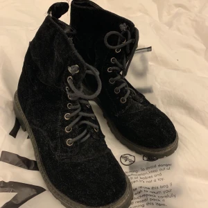 Skor, storlek 36 - Dessa skor är från H&M divided och är i storlek 36. Dessa är väl använda och det finns vissa slitningar men det är inget som förstör skon i sig. De ser ganska vita ut på bilden men i verkligheten är de inte de. De är inte fodrade men för mig gick det att använda den på vintern också. Som sagt är de väl använda men inga skador som skadar användningen och de är väl skötta. Köpta 2017