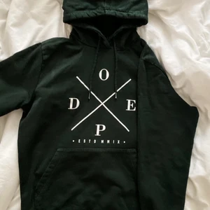 Dope hoodie - Säljer denna dope hoodie då den bara används ett fåtal gånger, alltså väldigt bra skick. Storleken är S/M och köparen står för frakt❤️ nypris 599kr (pris kan diskuteras)
