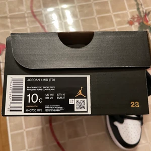 Jordan 1 - Säljer mina Jordan 1 MID (TD), aldrig använd alltså ny skick köpta på stockX size 10c.  Pris 1299 vid snabb affär kan få ner nån hundring frakten står du för!