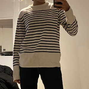 Randig tröja - Mörkblå randig tröja. Fint basplagg i strl M. Skriv vid fler bilder eller frågor💙