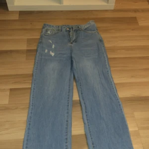 Blåa jeans  - Fina blå jeans med små slitna hål