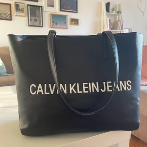 Calvin Klein Jeans Tote bag - Bought 1.5 years ago. Original price 1100 kr. Condition good but used. 