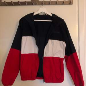 Blå röd vit Tommy Hilfiger inspirerad jacka som köpts i Wien. Knappt använd. Skulle gissa att den är strl S men är i oversized modell. 