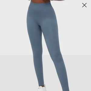 Blå/gråa träningstights  - Ett par stretchiga träningstights i en blå/grå färg. Så sköna, sitter även väldigt fint!💙