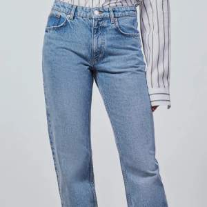 Dessa jeans kommer ifrån zara, storlek 34. De är ( mid waist straigt leg jeans) säljer dem just nu för 200kr❤️+ frakt 66❤️❤️❤️