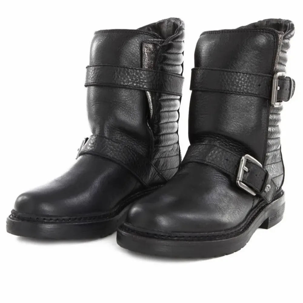 Zadig & Voltaire viker boots storlek 37 köpta för 490 euro fprfaeande välldigt bra skick! Skickas med orginalboxen❤️skor. Skor.