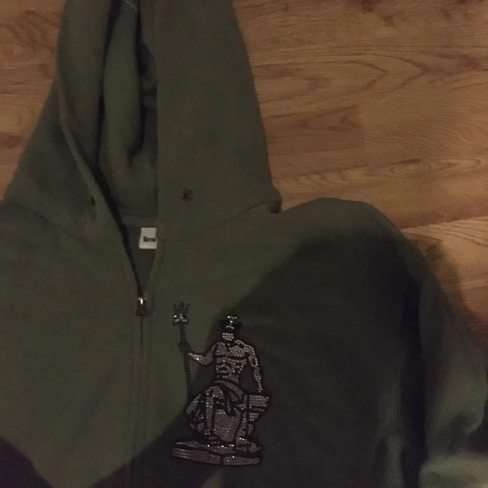 Olivgrön rhinestone hoodie, storlek:L fint skick inga flaws eller pärlor som lossnat. Hoodies.
