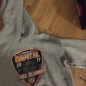 Grå hoodie - Grå hoodie med fint tryck. Inga skador storlek S